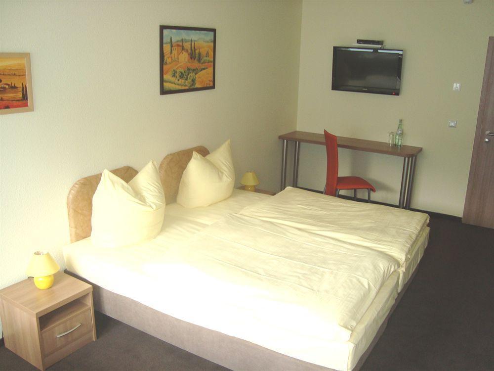 Hotel Gasthof Goldener Hahn Frankfurt  Bagian luar foto