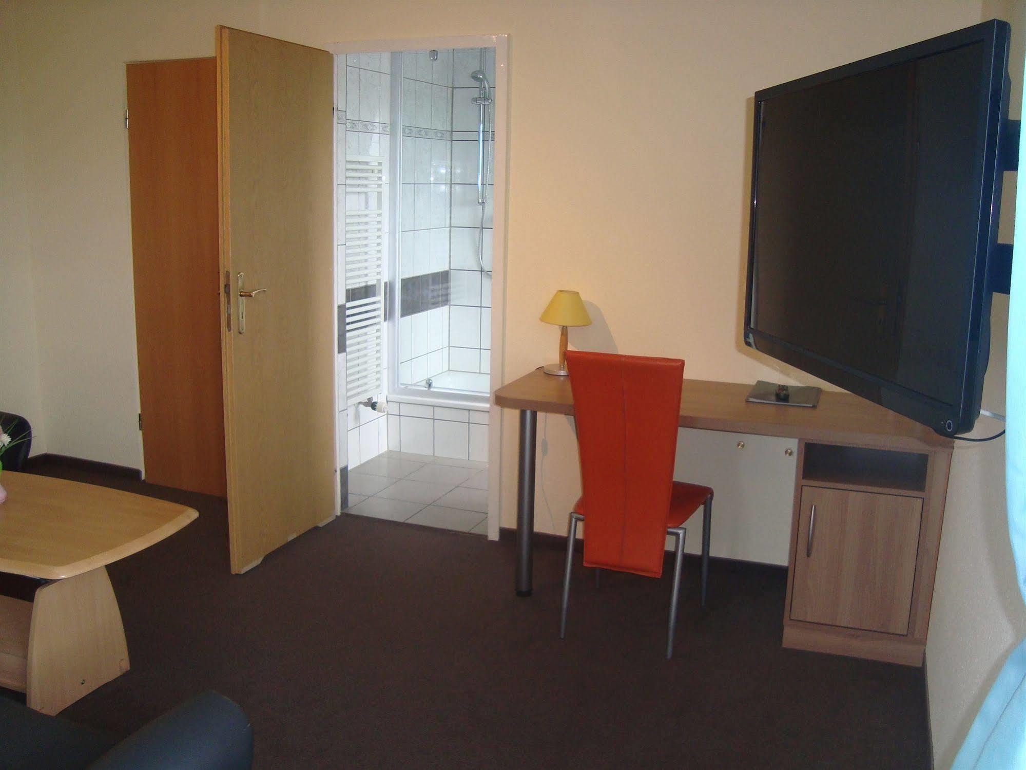 Hotel Gasthof Goldener Hahn Frankfurt  Bagian luar foto