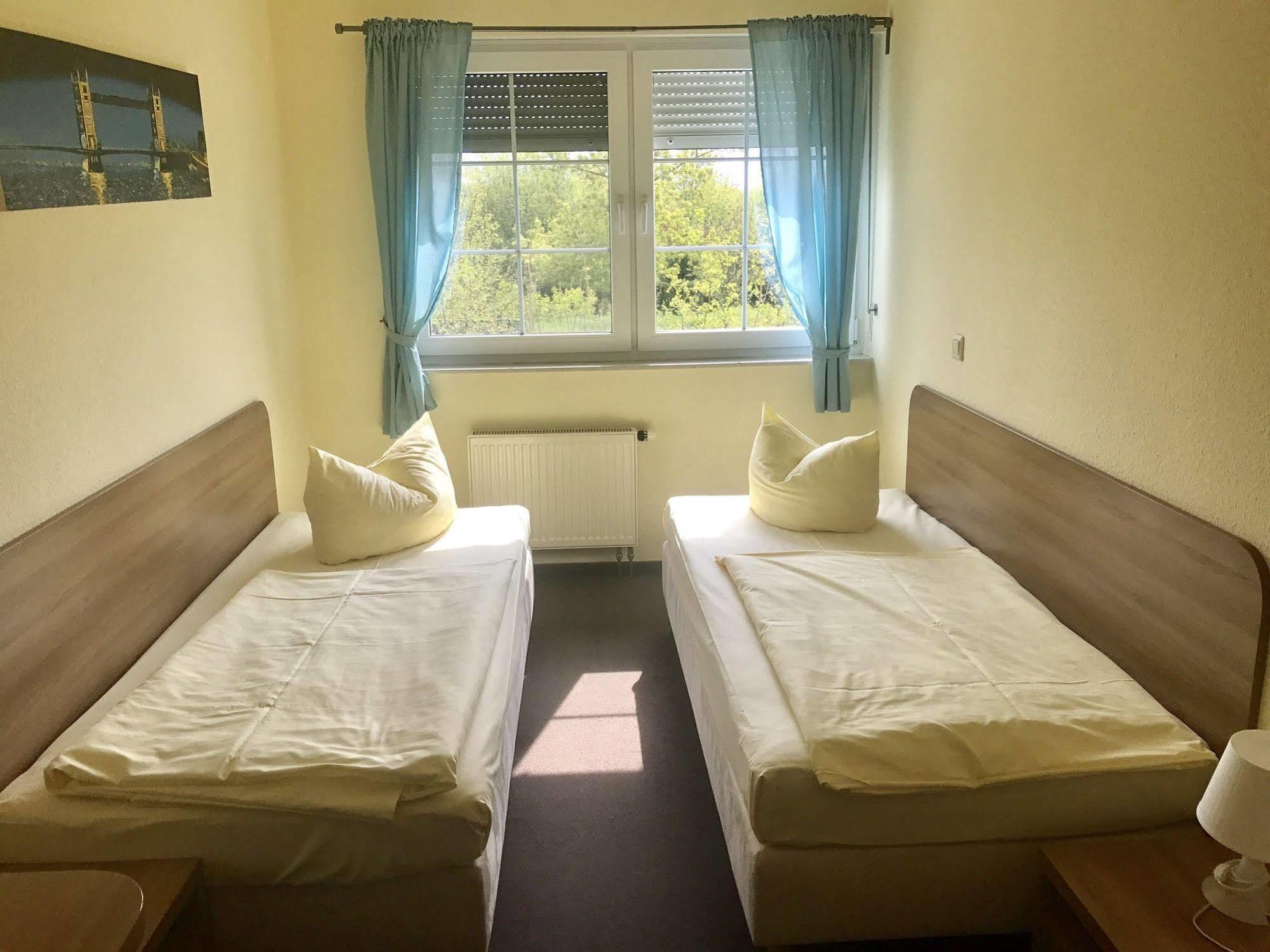 Hotel Gasthof Goldener Hahn Frankfurt  Bagian luar foto