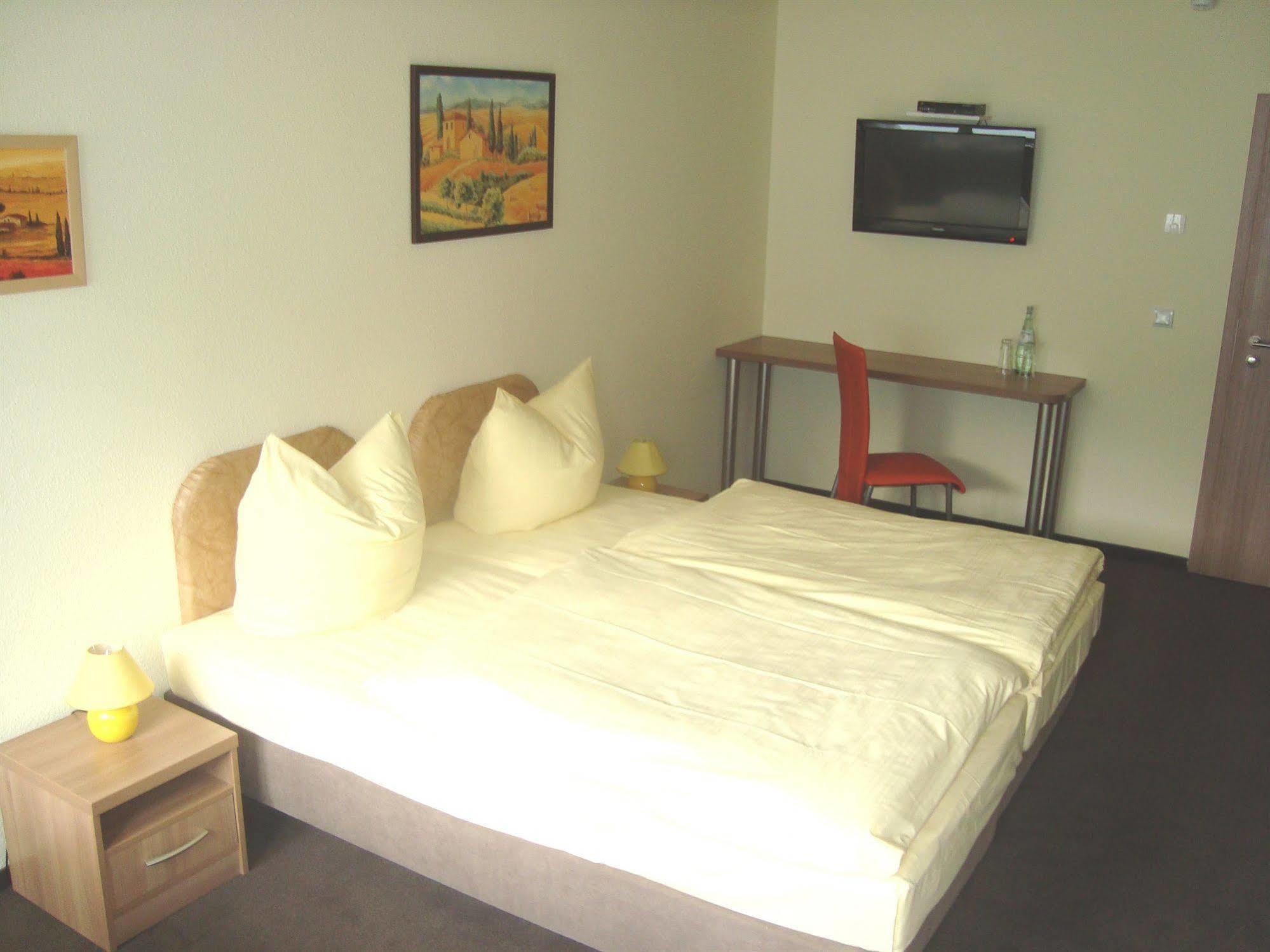 Hotel Gasthof Goldener Hahn Frankfurt  Bagian luar foto