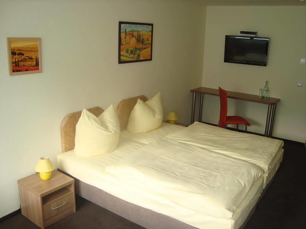 Hotel Gasthof Goldener Hahn Frankfurt  Bagian luar foto